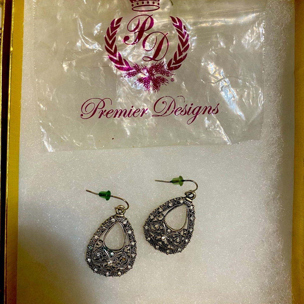 necklace. Earrings silever